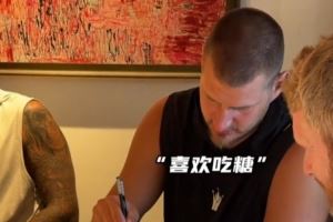 相当美味！约基奇来到北京 尝试北京烤鸭趣事连连